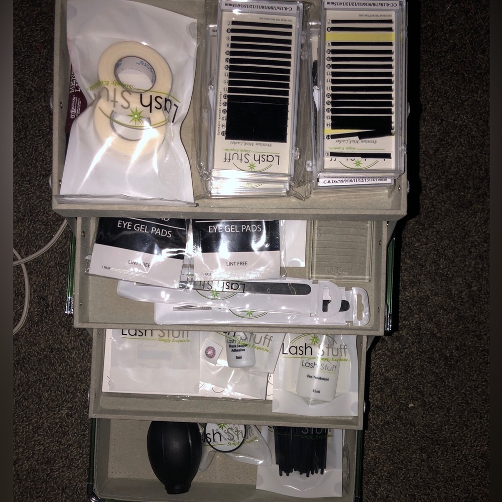 Lash kit with everything included even the lash box goes with it.